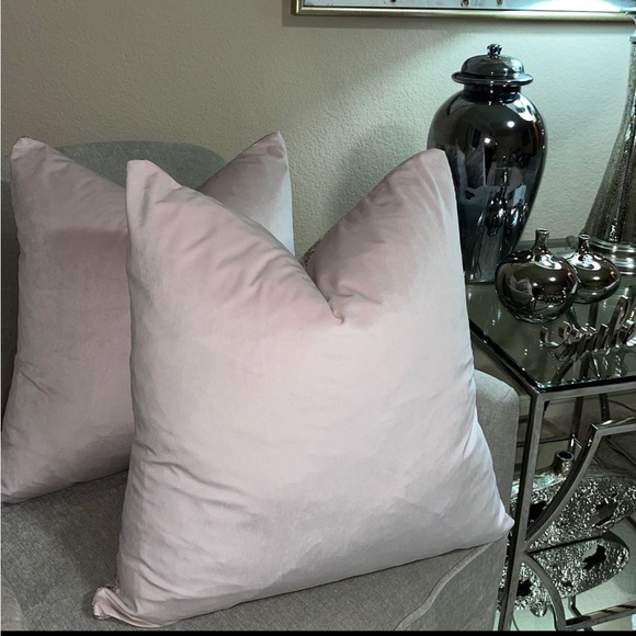 1-NWT CALDEIRA ABSTRACT DESIGN
DECORATIVE PILLOWS (Read description for details) - Picture 2 of 7